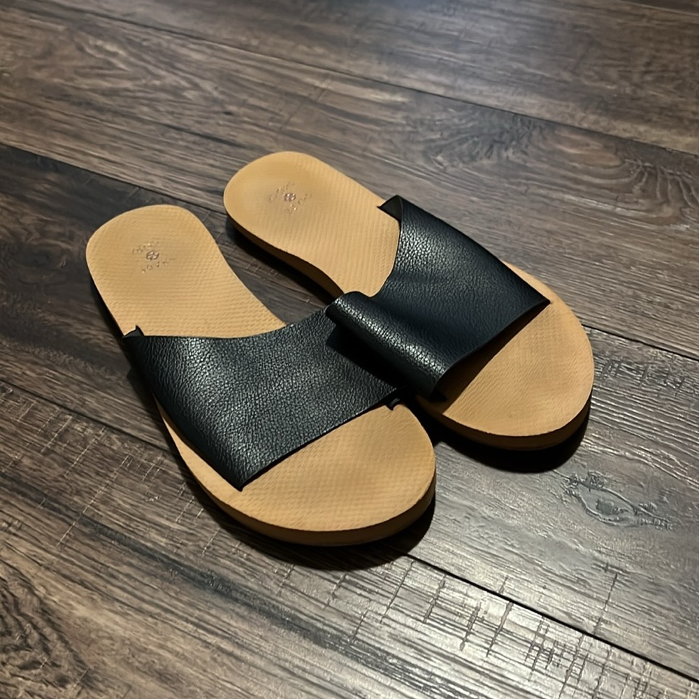 Shade & Shore Black & Tan Slip On Sandals